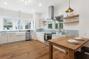 Downtown Luxury•Designer Kitchen&Baths•WalkTrolley - Image 5