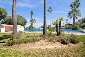 Appartamento con piscina, giardino e terrazza | Vista sul giardino - Image 2