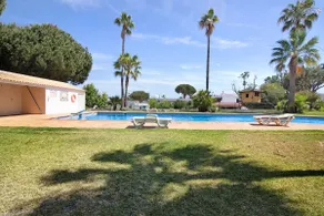 Appartamento con piscina, giardino e terrazza | Vista sul giardino - Image 3