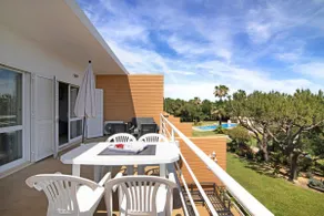 Appartamento con piscina, giardino e terrazza | Vista sul giardino - Image 5