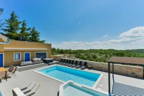 Villa RE with pool and spa - Image 2