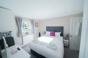 One Bed Apartment - Image 4