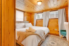 Pet-Friendly Lakeview Cabin near Wineries & Spire - Image 5