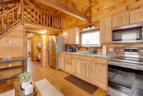 Pet-Friendly Lakeview Cabin near Wineries & Spire - Image 4