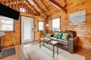 Pet-Friendly Lakeview Cabin near Wineries & Spire - Image 2