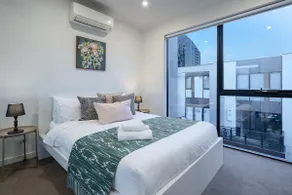 Port Melbourne 3-level TH *FreeParking *Smart TV - Image 4