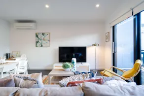 Port Melbourne 3-level TH *FreeParking *Smart TV - Image 2