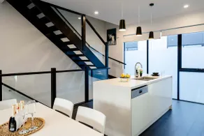 Port Melbourne 3-level TH *FreeParking *Smart TV - Image 3