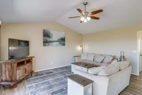 Charming Edgemont Home w/ Deck & Lake Views! - Image 4
