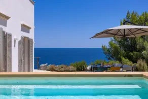 5-star villa with pool overlooking the sea - Image 3