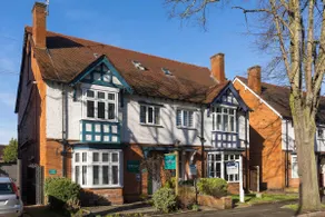 The Adelphi | Twin Studio + Free Private Parking - Image 2
