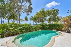 Reeflections Beachfront Holiday House - Image 3