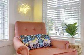 In The Pink - Sassy Cottage, 5 Min To Sav - Image 2
