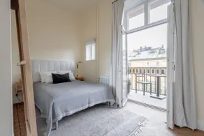 Luxurious apartment in posh district - Image 4