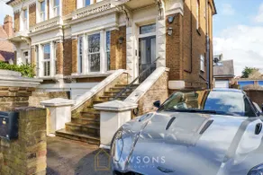 2BR House, Walk to Windsor Castle, Parking for 1 - Image 2