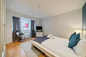 2BR House, Walk to Windsor Castle, Parking for 1 - Image 4