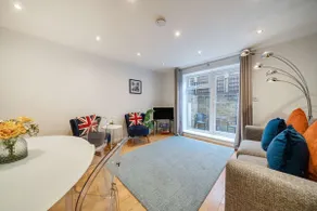 2BR House, Walk to Windsor Castle, Parking for 1 - Image 5