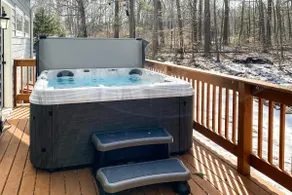 Lakeside Family Gem with Large Deck & WiFi - Image 2