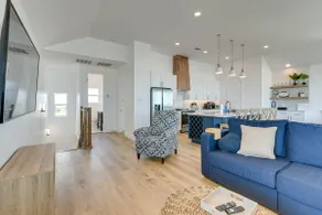 Ocean Views, Steps to Sand! Coastal Galveston Gem - Image 4