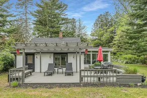Charming Sawyer Cottage: Private Deck & Firepit - Image 2