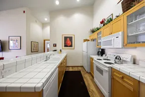 814 | Slopeside 2BD/2BA Spas, Sauna, Ski Access - Image 4