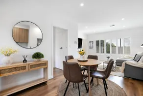 Frankie's Retreat Henley Beach - Image 2