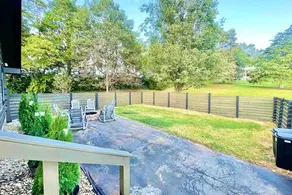 Modern lake side nest• HOTUB Fenced YARD king beds - Image 4