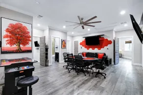 Stylish 6BR/5BA, DT, Hot Tub, Games, Sleeps 20+ - Image 4