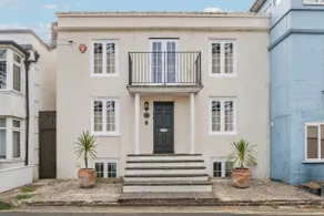 Lymington Retreat with Garden - Image 3