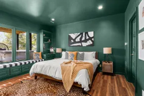 Chic Lakefront Home｜6 bdrm/4bath & Private Dock! - Image 2