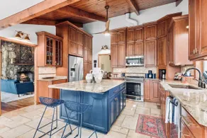 Chic Lakefront Home｜6 bdrm/4bath & Private Dock! - Image 4