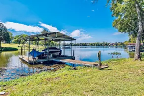 Chic Lakefront Home｜6 bdrm/4bath & Private Dock! - Image 3