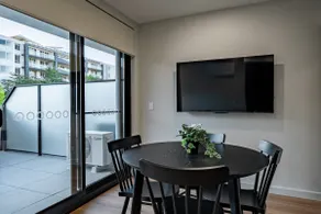 Modern apt in heart of the city - Image 4