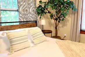 Quiet Downtown Apt w/ Fireplace - Image 3