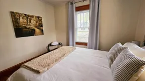 Quiet Downtown Apt w/ Fireplace - Image 5