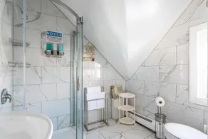 Spacious 4BR 1BA Duplex Apartment Near NYC - Image 3