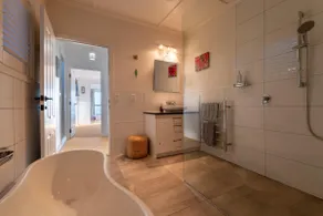 Omiha Oasis with seaviews and spa pool - Image 5