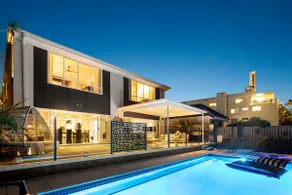 Anchorage Waters | Luxury Waterfront Home | Sleeps 20 | Walk to Beach & CBD - Image 2