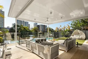 Anchorage Waters | Luxury Waterfront Home | Sleeps 20 | Walk to Beach & CBD - Image 4