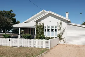 Centrally Located Spacious & Luxurious Cottage - Image 4