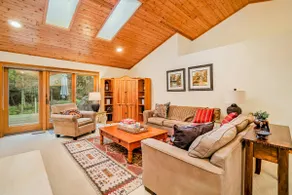 Dog-Friendly Haven: Garden, Decks & Lake Walk - Image 2