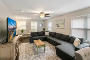 Great for families DT Libertyville Near Naval Base - Image 2