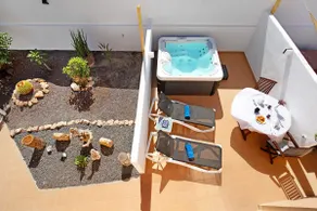 El Naranjo apartment with a hot tub - Image 2