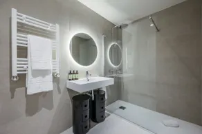 Modern apartment near the Royal Palace 04 - Image 4