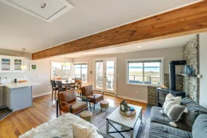Coastal PNW Home on Swimmable Beach w/ Hot Tub! - Image 5