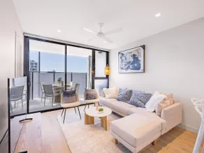 Conveniently located 2BR apt with rooftop pool at Milt - Image 5