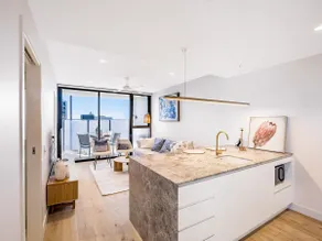 Conveniently located 2BR apt with rooftop pool at Milt - Image 2