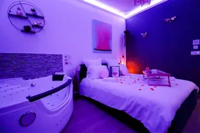 Balneo suite jacuzzi | The Balneo'Romantique Stopover - Image 5