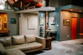 Stylish 2BR Pet-Friendly Loft MHM Luxury Property - Image 5