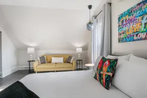 Charming Studio with Soaker Tub, Wifi, Parking - Image 4
